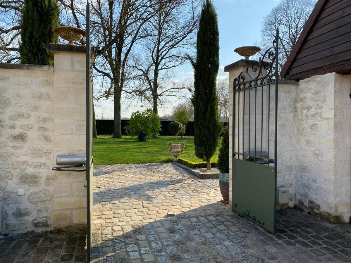 La Maison Du Caillou Bed & Breakfast Pontarme Bagian luar foto